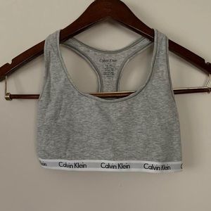 m calvin klein bralette
not a padded bra
can be sized down to an s